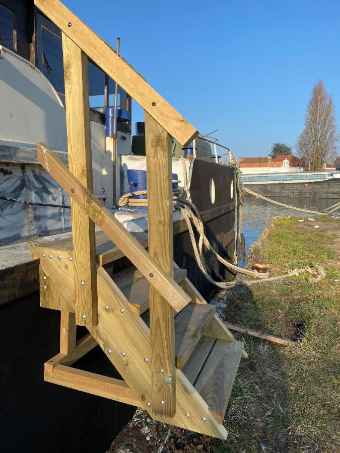 Peniche "Louise Michel" Sejournez Dans L'Appartement Du Capitaine, Offrez Vous Une Experience Inoubliable Au Fil De L'Eau Douai Eksteriør bilde