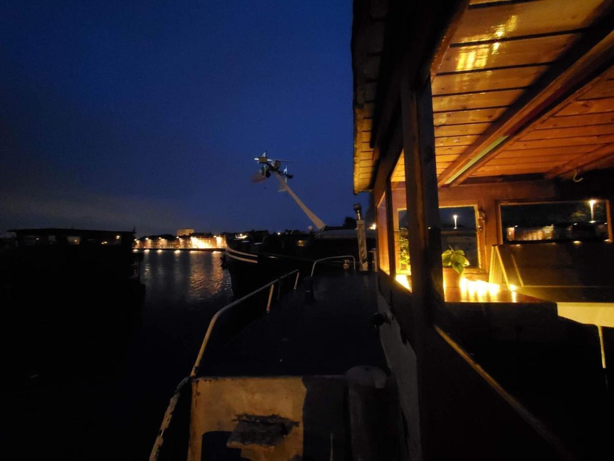 Peniche "Louise Michel" Sejournez Dans L'Appartement Du Capitaine, Offrez Vous Une Experience Inoubliable Au Fil De L'Eau Douai Eksteriør bilde